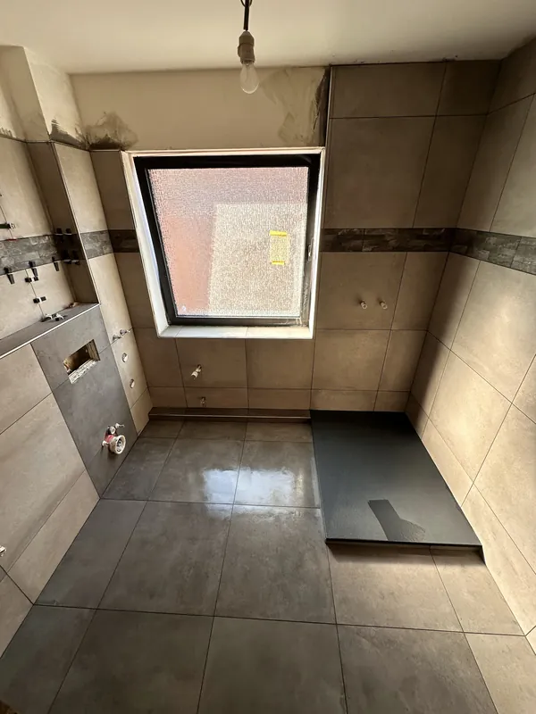 Fertig gefliestes Bad mit bodengleicher Dusche
