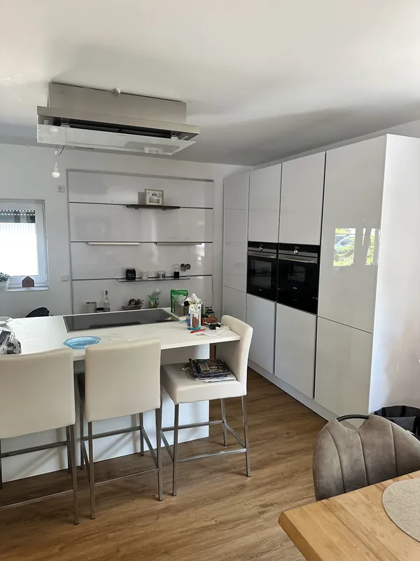 Neue Küche mit Kochinsel im sanierten Haus in Kaarst