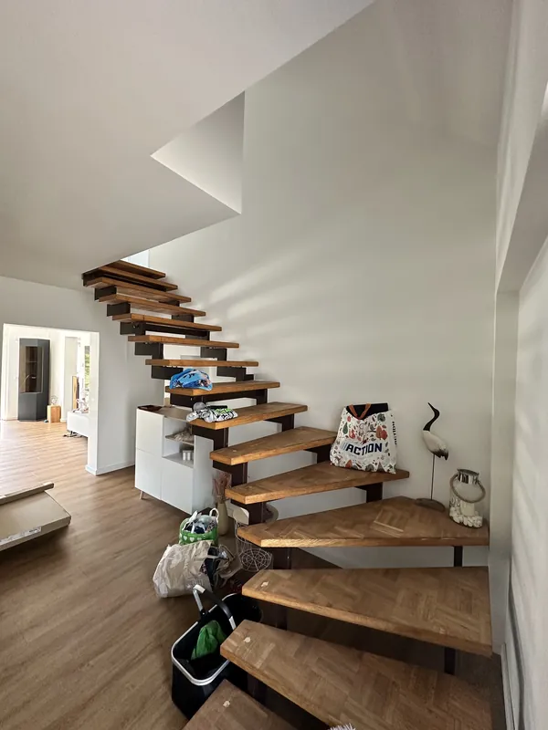 Freitragende Holztreppe im sanierten Haus