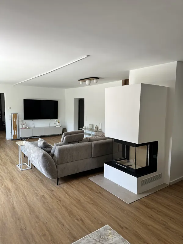 Wohnzimmer mit Kamin nach der Kernsanierung eines Einfamilienhauses in Kaarst