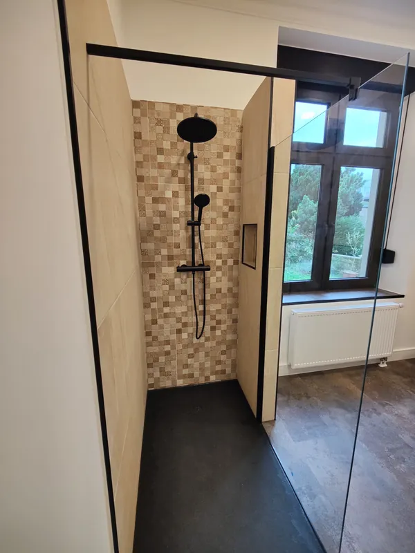 Neues Bad mit Walk-in-Dusche und Mosaikfliesen im Altbau